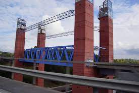 Järnvägsbron över södertälje kanal är en lyftbro i sydöstra delen av södertälje i stockholms län, vid västra stambanan.den är den tredje järnvägsbron över kanalen på denna plats. Sodertalje Canal Rail Bridge Sodertalje 2011 Structurae