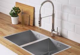 Votre évier de cuisine est un élément indispensable à vos activités quotidiennes, mais vous ne vous en rendez vraiment compte que lorsque les choses tournent mal. Evier De Cuisine Notre Selection De Modeles Pratiques Et Canons Elle Decoration