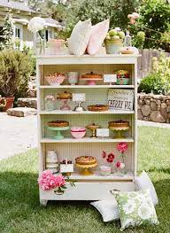 sonntagshappchen kuchen und torte im regal hochzeitsblog fraulein k sagt ja heimwerkerprojekte ideen hochzeit zuhause