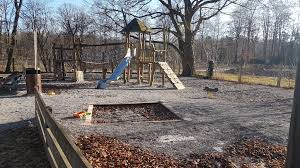 Der englische garten mit seinen vielen spielplätzen und den tollen freien wiesen zum toben ist hier findest du eine komplette übersicht der englischer garten spielplätze und der biergarten. Spielplatz Am Biergarten Zum Flaucher Spielplatz Outdooractive Com