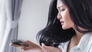 The first and foremost benefit of using olive oil is that it helps in removing dandruff from the scalp. 5 Reasons Why You Should Use Olive Oil For Hair Growth