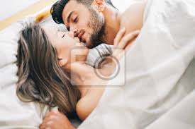 About press copyright contact us creators advertise developers terms privacy policy & safety how youtube works test new features press copyright contact us creators. Junges Paar In Der Liebe Kussen In Einem Bett Unter Weisse Decke Fototapete Fototapeten Verfuhren Mit Geschlechtsverkehr Myloview De