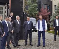 Yûşa tepesi'ne geleceğini haber alan sevenleri, öğle saatlerinden itibaren beykoz'da bulunan tepeye akın selam reisim seninle tanışmak isdiyorum ama sizi ceza evinden tanıyorum ama sizi cok seviyorum ben ali çep tırabzon ofluyom güngörende. Yer Alti Dunyasi Ve Sedat Peker