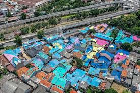 Lenteng agung merupakan sebuah kelurahan yang ada di kecamatan jagakarsa, jakarta selatan. Penampakan Memukau Ketika Atap Rumah Di Sekitar Flyover Tapal Kuda Lenteng Agung Di Cat Warna Cantik Berita Subang