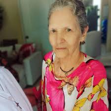 Doña Dominga Sánchez, mi Guelita. La mujer más hermosa, impecable, propia y  educada. Su nombre era sinónimo de respeto, su voz dulce y pasiva. Recuerdo  cómo me llamaba amore. Cocinaba cómo una