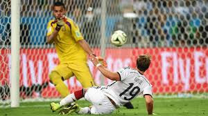 In 2014, mario götze scored the winner in the world cup final after famously being told by joachim löw to show you're better than messi.six years and a terrible downward graph later, the. Mario Gotzes Wm Siegtreffer Ist Das Tor Des Jahrzehnts Dfb Deutscher Fussball Bund E V