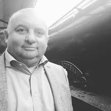 Muore trafitto da una finestra precipitata dal 27esimo piano di un palazzo