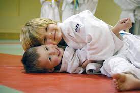 Positive effekte durch das training ab welchem alter ist es geeignet anschauungsmaterial.ja, unserer meinung nach ist judo für kinder (ab 4 jahren) sehr gut geeignet. Judo Fur Schulkinder Leipziger Sportlowen E V