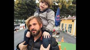 'diriliş ertuğrul' dizisiyle büyük bir başarı yakalayan engin altan düzyatan, aynı zamanda magazin dünyasının örnek babaları arasında gösteriliyor. Engin Altan Duzyatan S Son Emir S Motocross Racing Video Wins The Internet Daily Times