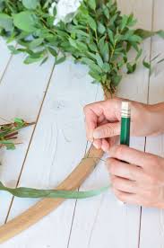 Mit der wahl eines passenden hula hoop reifens legen sie die basis für das erfolgreiche erlernen der technik. Floral Hoop Trendige Diy Dekorationsidee Fur Hochzeit Und Sommerfeste Blumigo