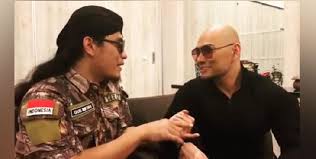 Profil dan biografi gus miftah jogja yang bernama lengkap miftah mulana habiburrahman meliputi kelahiran, keluarga, pesantren, pendidikan. Tidak Hanya Gondrong Dan Pakai Blangkon Ini Ciri Khas Gus Miftah Gaya Tempo Co