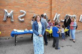 She's a pillar': Lincoln school community honors departing principal