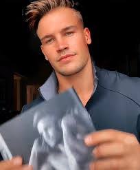 Chris Mouton's Instagram, Twitter & Facebook