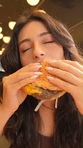 Tokum demek kolay, peki Burger Yiyelim teklifine karşı da tokum diyebilecek  misiniz?😍, 📱Trendyol Yemek, Yemek Sepeti, Getir Yemek ve Migros Yemek  üzerinden online sipariş verebilirsiniz., ...