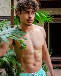 & the livin's easy.. 📸: me 💪🏽: @rodarte_10 #malemodelling #mensswimwear  #summer2022 #nocophotographer #editorialfashion #mensfashion  #coloradofashion