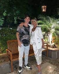 1 asimismo ha participado en series cómicas como poné a francella y la niñera. La Broma De Florencia Pena Por Los 18 Anos Que Cumplio Su Hijo Ahora Tenes Que Mantener A Mamita