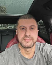 Вот не доверяю я лысым. Если свои волосы не жалеют то человека и подавно 👿