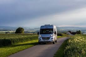 Retrouvez au sein de nos véhicules de loisirs toute la liberté, l'autonomie, la sécurité et le confort pour voyager en toute sérénité et pour vous retrouver partout. Fourgon Amenage Quel Modele Choisir Le Monde Du Camping Car