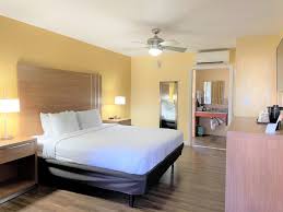 Guests enjoy the comfy beds. Quality Inn Suites Hollywood Boulevard Hollywood Aktualisierte Preise Fur 2021