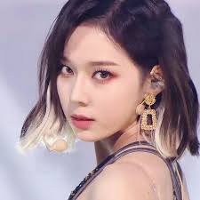 𝐾𝑖𝑚 𝐿𝑢𝑛𝑎 🤏🏻 •