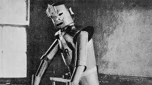 This cautionary play, for which čapek invented the word robot (derived from the czech word for forced labour), involves a scientist named rossum who discovers the secret of creating humanlike machines. Karel Capeks Kollektivdrama R U R