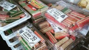 Tape singkong adalah makanan fermentasi dari singkong yang memiliki rasa yang manis. 6 Olahan Tape Khas Bondowoso Ini Cocok Buat Oleh Oleh Ada Tape Bakar Gula Merah Yang Manis Legit