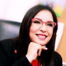 Hoy quiero agradecer a Dios por haberme dado la oportunidad de culminar la  maestría. Este título es un regalo para mis padres quienes han sido mis  pilares y ejemplos a seguir, y