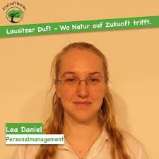 Ich bin Lea Daniel aus der 12. Klasse des beruflichen Gymnasiums des OSZ  Elbe-Elster. Zurzeit absolviere ich mein Abitur mit Fokus auf Wirtschaft.  Ich habe mich der Schülerfirma EcoCraftWorks angeschlossen, um neue