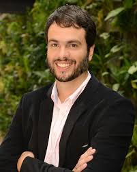 Um velho cruza a soleira de botas longas, de barbas longas de ouro o brilho do seu colar na laje fria. Andre Villaca Ramalho Pacific Institute