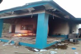 Isile sunday igboho osa is the video clips of the house warming of the new mansion built by sunday igboho osa and the house interior is showcase by sunday igboho osa furnish with german product and the music entertainment is perform by king saheed osupa. Angry Youths Allegedly Burn Down Houses And Cars Of Seriki Fulani In Oyo Photos Essencepoints