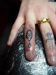 Es steht vor allem für den glauben. 82 Tattoos An Den Fingern Daumen Zeigefinger Mittelfinger Ringfinger