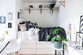 Dalam mendesain sebuah rumah, kamar tidur adalah ruang dalam rumah yang tergolong area privat.fungsi utamanya sebagai tempat untuk beristirahat, menuntut kamar tidur untuk didesain senyaman mungkin bagi penghuninya. Hemat Tempat Ini 6 Desain Lemari Pakaian Untuk Kamar Sempit Dekoruma Com Line Today