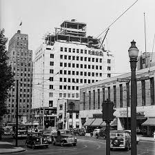 En 1947 L Immeuble En Construction De La Shawinigan Water And Power Company Devenu Hydro Quebec Sur Le Boulevard Dorchester Devenu Instagram Street View Scenes