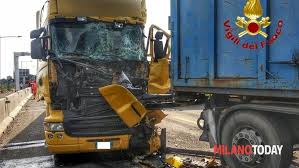 L'incidente ha causato gravi disagi al traffico autostradale con una lenta coda in direzione di milano a partire già dalla dogana svizzera. Incidente Sull A4 Maxi Schianto Tra Tir Uno Attraversa Il News Jersey Autostrada Chiusa