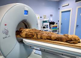 📷: An Egyptian mummy undergoes a CT scan in order for researchers to  investigate its history, at the Policlinico hospital in Milan, Italy,  Monday, June 21. 👉 Ancient Egypt met modern medical