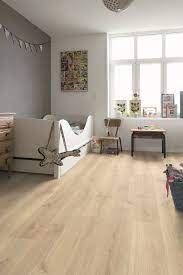 How To Find The Bedroom Flooring Of Your Dreams Oak Laminate Flooring Bedroom Flooring Wood Laminate Flooring