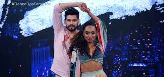 Dandara mariana, 33, levou a melhor e garantiu vaga na semifinal da competição. Fas Se Irritam Com Carol Nakamura E Dandara Despenca Na Danca Dos Famosos Noticias Da Tv