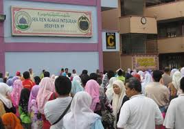 Mengenakan seragam yang cocok dengan syarat sekolah. Sekolah Integrasi Nose4news