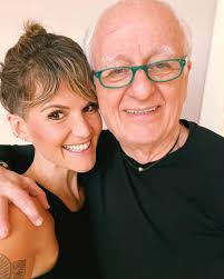 Meu papito é meu parceiro. Minha vida muda muito, sempre mudou. Uma das  únicas constantes: trocar mensagens com meu pai todos os dias. Qualquer  coisa. “Tudo bem aí?” Futebol. Filmes. Política. Groselha.