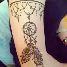 En este video está resumido todo lo necesario para hacer un tatuaje en henna: Henna Arm Band With Feathers Necklace Drapery Dream Catcher By Erin Malaspino Henna Tattoo Designs Henna Arm Henna Designs
