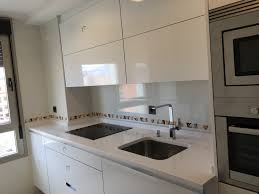 El silestone es un material utilizado para la elaboración de encimeras o mesones compuesto por un 94% de cuarzo natural, característica que proporciona gran resistencia y dureza. Cocina Minos E Blanco Brillo Silestone Blanco Zeus Lumber Cocinas