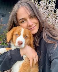 Abbey Hunt's Instagram, Twitter & Facebook