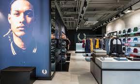 50 (bikini) und in der stargarder straße 82 bieten täglich von 09:00 bis 18:00 uhr ein kleines angebot an speisen und getränken zur abholung an. Fred Perry Bikini Berlin Fred Perry De