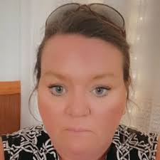 Lora Compton's Instagram, Twitter & Facebook