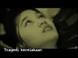 Anak ibu, nike ardilla, mengalami kecelakaan. Sehari Sebelum Maut Menjemput Nike Ardilla Youtube Buku Kenangan Wewangian