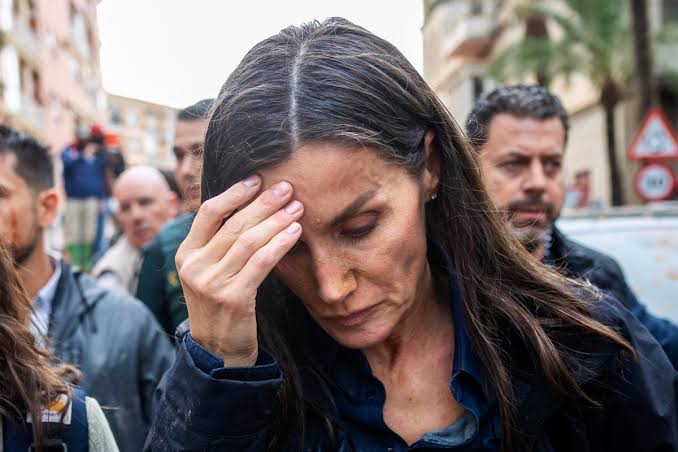 Letizia llora por reclamos en Valencia, le lanzan lodo - La Opinión