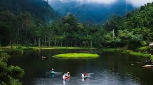 Selain keindahan alamnya, di dalam kompleks wisata di bogor ini juga terdapat tempat pemandian air panas yang menambah daya tarik wisata alam gunung. Bersampan Di Telaga Kumpe Destinasi Wisata Menawan Di Kaki Gunung Slamet Banyumas Halaman All Tribun Banyumas