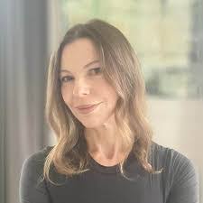 Diana Coomer's Instagram, Twitter & Facebook