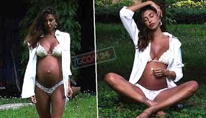 No, ma intanto la figlia cambia nome manca ormai poco alla nascita della secondogenita della rodriguez, felicemente legata da un anno all'hair stylist antonino spinalabese Belen Rodriguez Ha Partorito E Nata Luna Mari Tgcom24