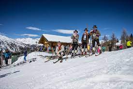 Die steinplatte in waidring, das familien skigebiet buchensteinwand im herzen des tales und der skicircus saalbach hinterglemm leogang fieberbrunn, das lässigste skigebiet der alpen, sorgen aufgrund der schneesicherheit hier im pillerseetal für pistenspaß bis nach ostern. Home Skizentrum St Jakob